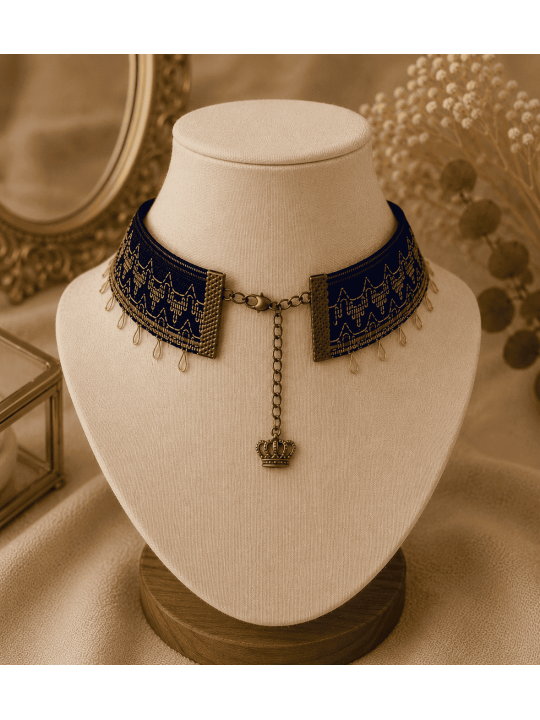 Un collier bleu et or artisanal parfait pour les femmes en quête d'un bijou original, élégant et intemporel.