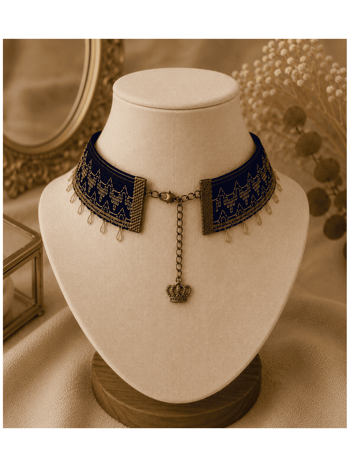 Un collier bleu et or artisanal parfait pour les femmes en quête d'un bijou original, élégant et intemporel.