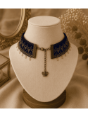 Un collier bleu et or artisanal parfait pour les femmes en quête d'un bijou original, élégant et intemporel.
