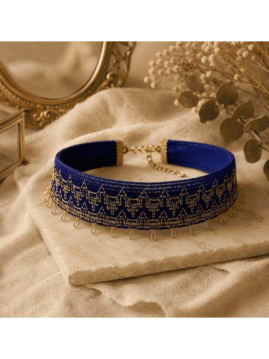 Un collier bleu et or artisanal parfait pour les femmes en quête d'un bijou original, élégant et intemporel.