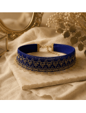 Un collier bleu et or artisanal parfait pour les femmes en quête d'un bijou original, élégant et intemporel.