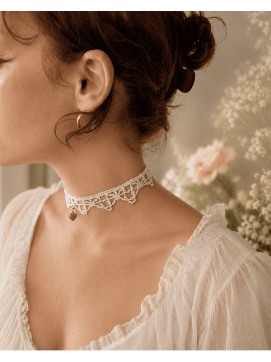 Un bijou de caractère, empreint de douceur et de féminité, pour celles qui aiment les pièces uniques chargées d'histoire