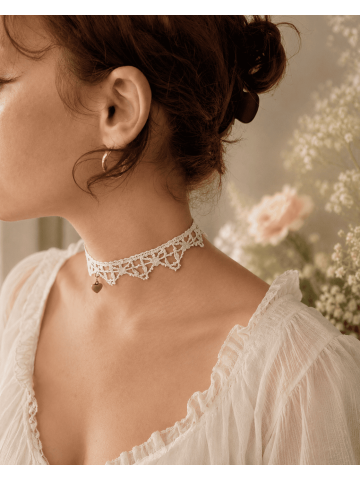 Un bijou de caractère, empreint de douceur et de féminité, pour celles qui aiment les pièces uniques chargées d'histoire