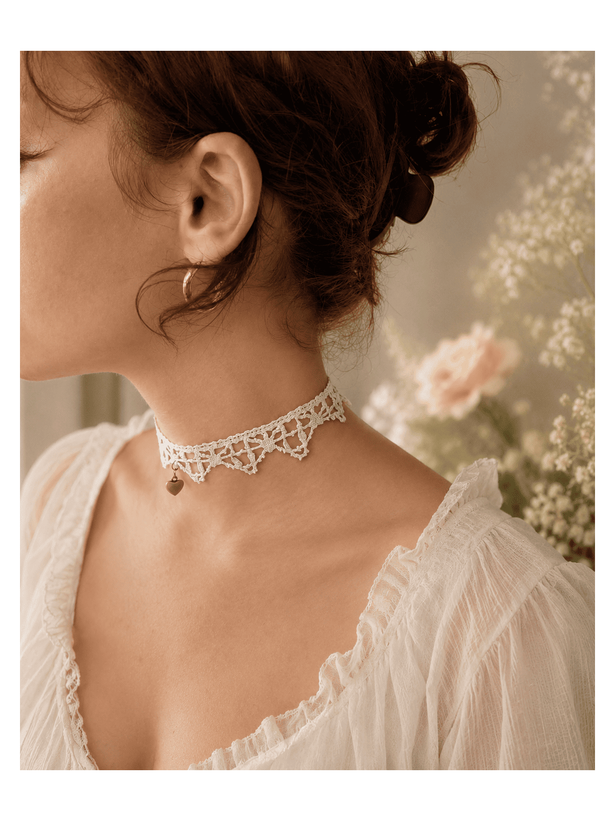 Un bijou de caractère, empreint de douceur et de féminité, pour celles qui aiment les pièces uniques chargées d'histoire