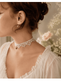 Un bijou de caractère, empreint de douceur et de féminité, pour celles qui aiment les pièces uniques chargées d'histoire