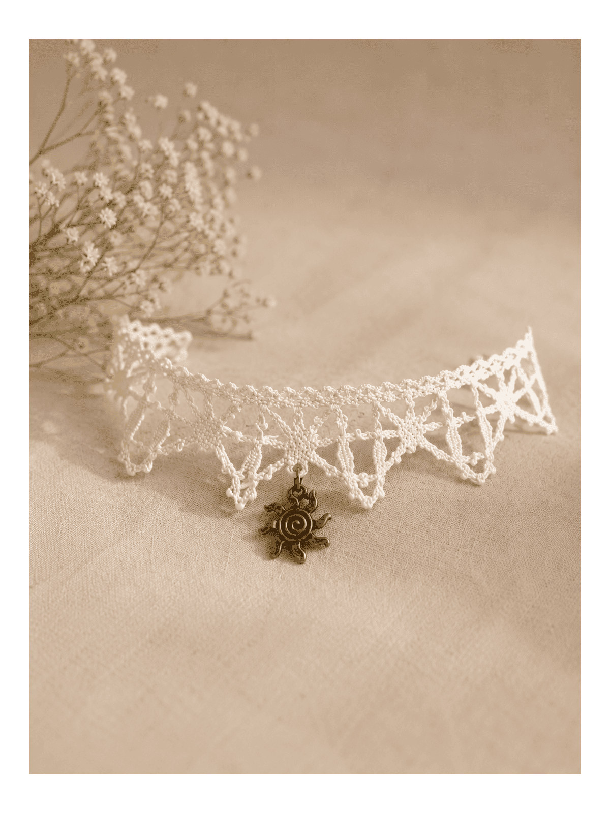 Un bijou de caractère, empreint de douceur et de féminité, pour celles qui aiment les pièces uniques chargées d'histoire