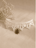 Un bijou de caractère, empreint de douceur et de féminité, pour celles qui aiment les pièces uniques chargées d'histoire
