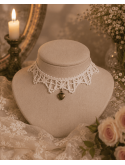 Un bijou de caractère, empreint de douceur et de féminité, pour celles qui aiment les pièces uniques chargées d'histoire