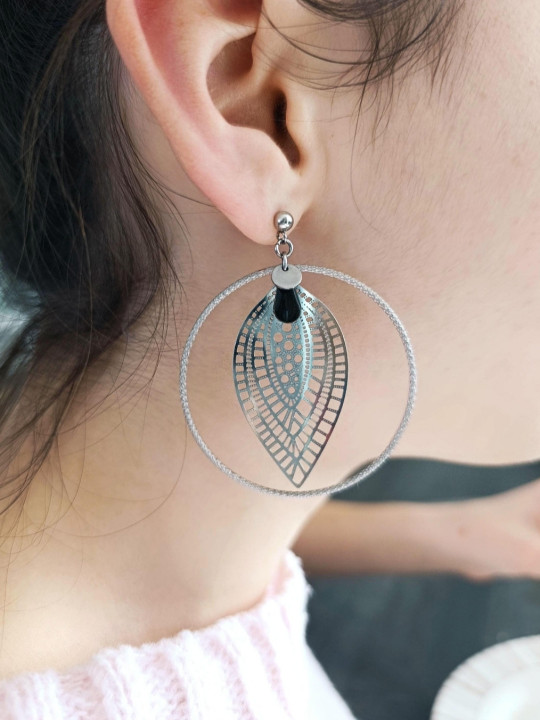 Boucles d'oreilles en acier inoxydable anneaux et estampes ajourées forme feuille argenté, ne noircit pas.