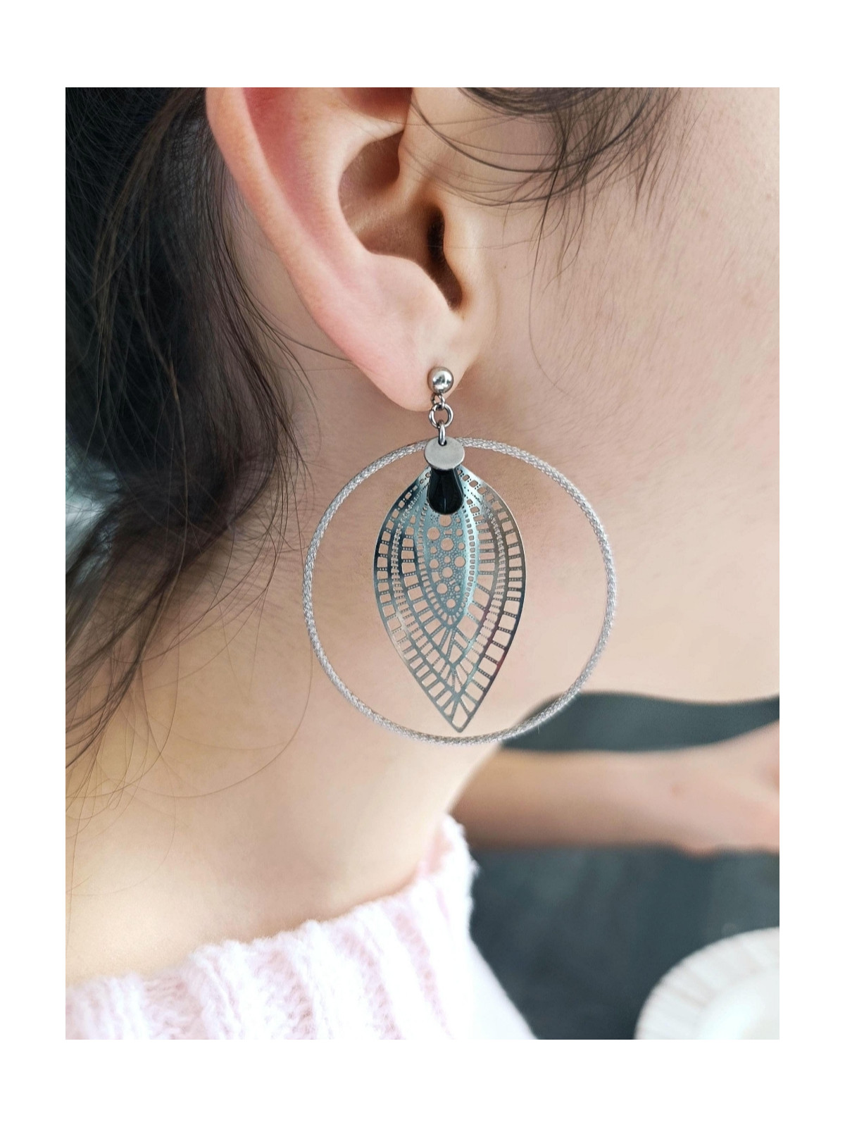 Boucles d'oreilles en acier inoxydable anneaux et estampes ajourées forme feuille argenté, ne noircit pas.