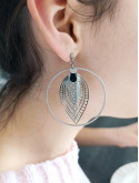 Boucles d'oreilles en acier inoxydable anneaux et estampes ajourées forme feuille argenté, ne noircit pas.