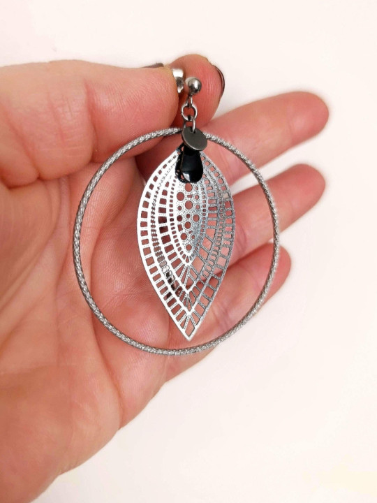 Boucles d'oreilles en acier inoxydable anneaux et estampes ajourées forme feuille argenté, ne noircit pas.