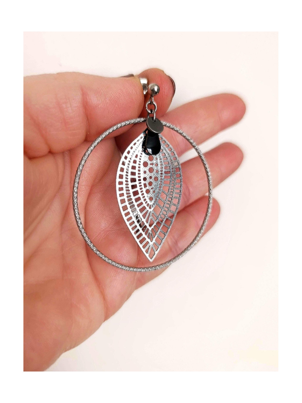Boucles d'oreilles en acier inoxydable anneaux et estampes ajourées forme feuille argenté, ne noircit pas.