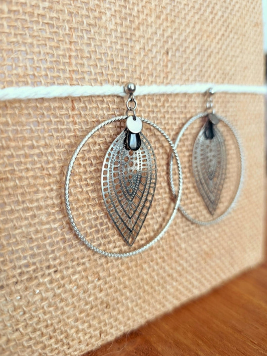 Boucles d'oreilles en acier inoxydable anneaux et estampes ajourées forme feuille argenté, ne noircit pas.