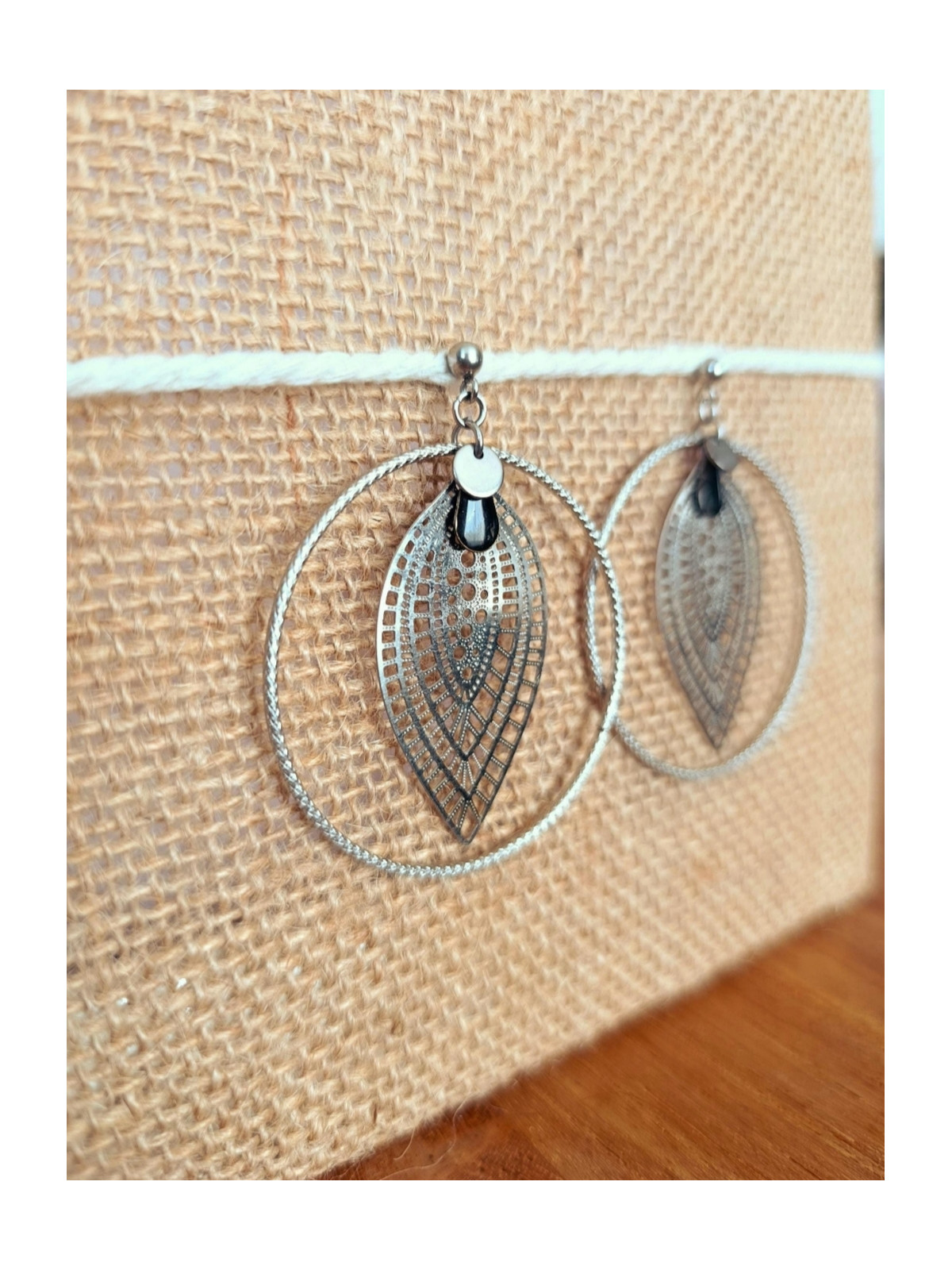 Boucles d'oreilles en acier inoxydable anneaux et estampes ajourées forme feuille argenté, ne noircit pas.
