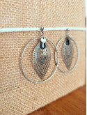 Boucles d'oreilles en acier inoxydable anneaux et estampes ajourées forme feuille argenté, ne noircit pas.