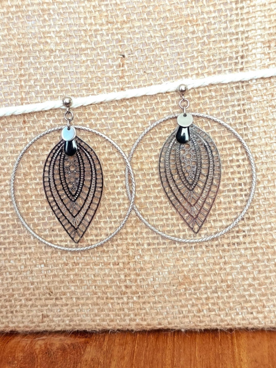 Boucles d'oreilles en acier inoxydable anneaux et estampes ajourées forme feuille argenté, ne noircit pas.