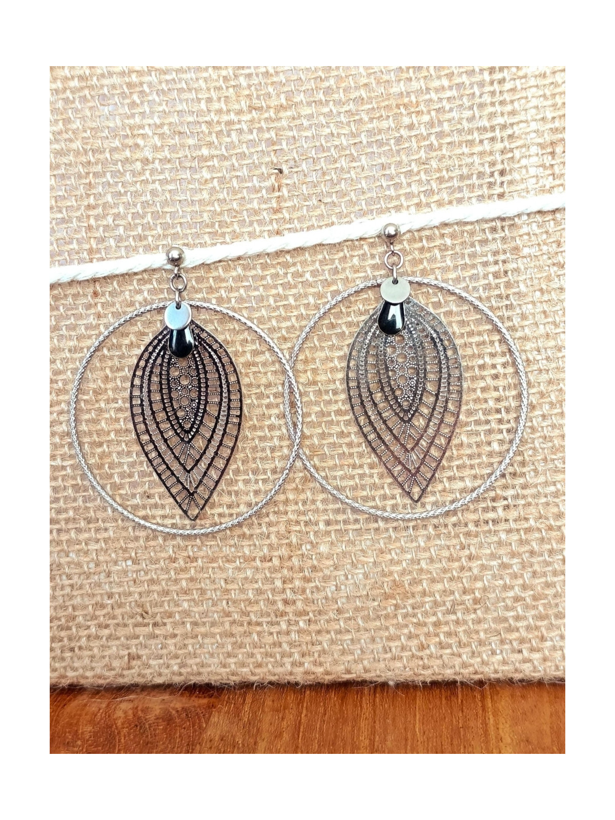 Boucles d'oreilles en acier inoxydable anneaux et estampes ajourées forme feuille argenté, ne noircit pas.