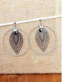 Boucles d'oreilles en acier inoxydable anneaux et estampes ajourées forme feuille argenté, ne noircit pas.