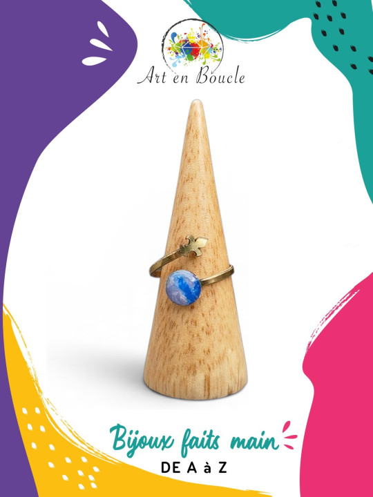 Bague unique en laiton fleur de lys et perle de tableau bleue