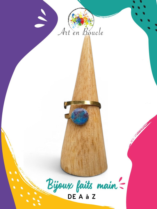 Bague petite fleur artisanale réglable en laiton perle de tableau bleue