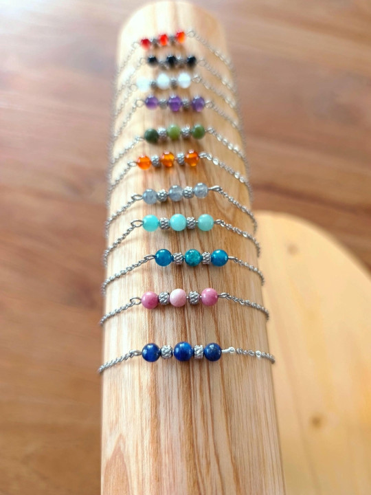 Bracelet en pierres naturelles sur chaîne en acier inoxydable argent rhodié