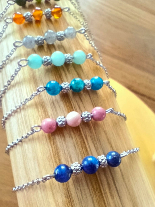 Bracelet en pierres naturelles sur chaîne en acier inoxydable argent rhodié