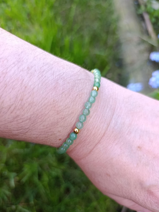 Bracelet en pierres naturelles d'aventurine et acier inoxydable doré