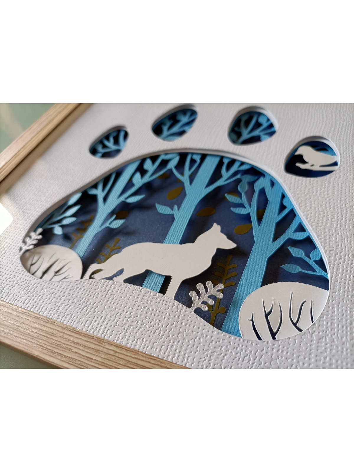 Cadre 3D empreinte de loup en forêt enchantée