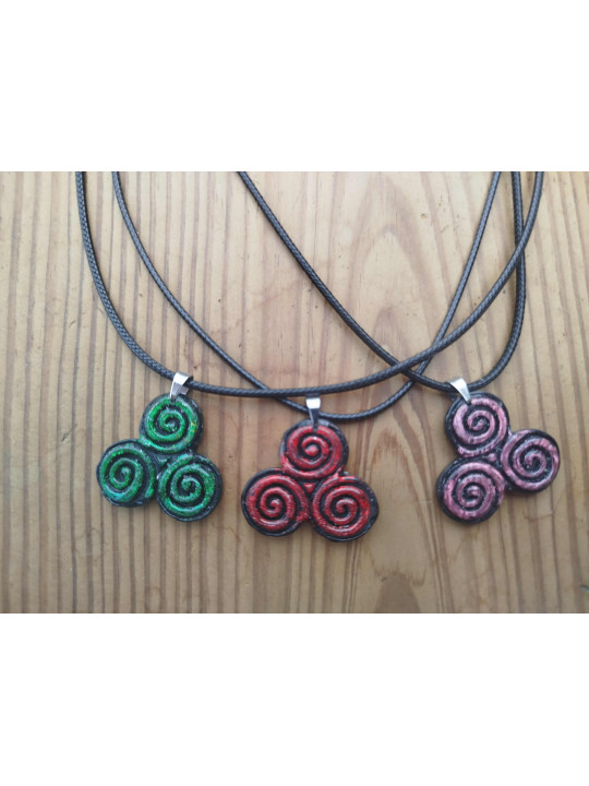 Collier Triskel modelé à la main 