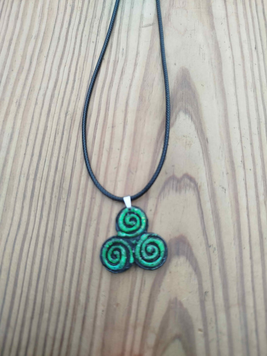 Collier Triskel modelé à la main 
