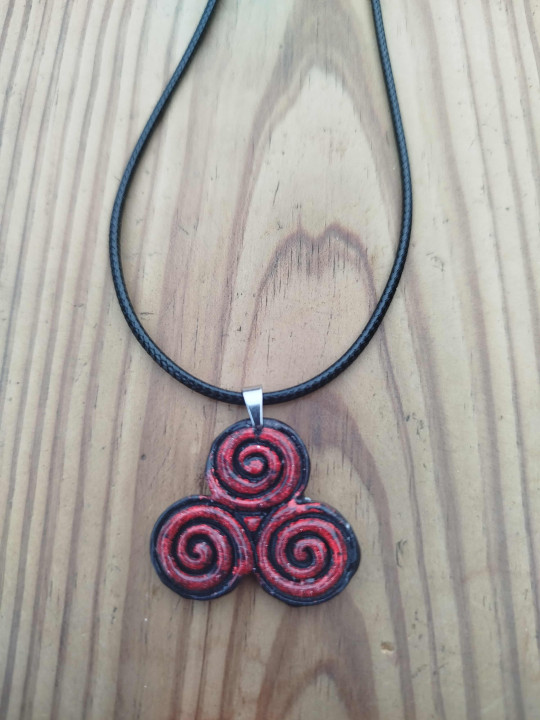 Collier Triskel modelé à la main 