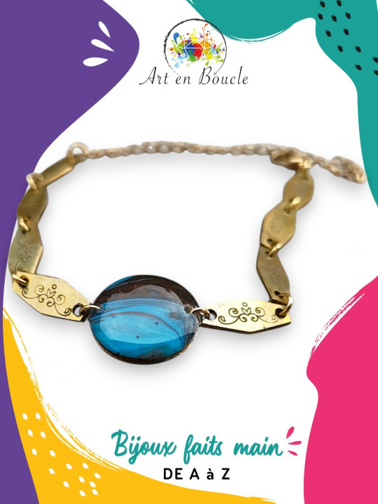 Bracelet gravé artisanal en laiton et perle de tableau bleue