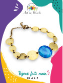 Bracelet artisanal composé de formes arrondies en laiton et perle de tableau bleue