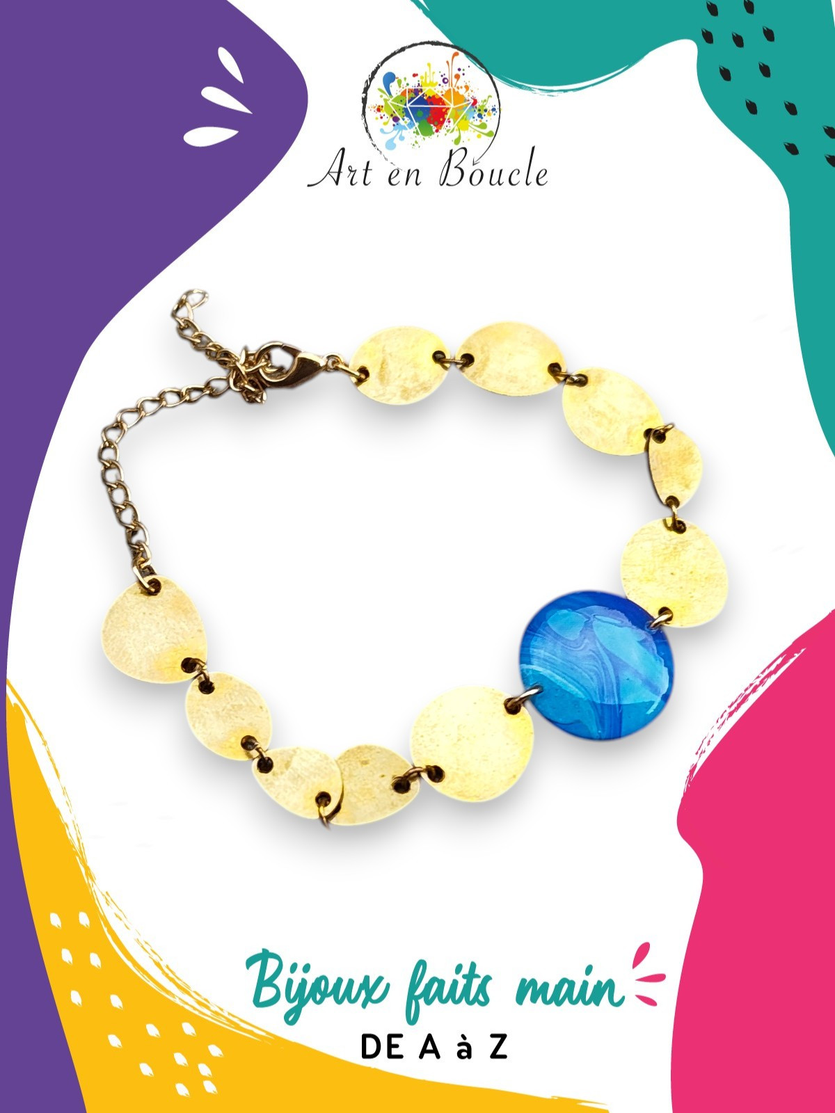 Bracelet artisanal composé de formes arrondies en laiton et perle de tableau bleue