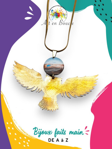 Collier artisanal chouette en laiton et sa perle de tableau bleue noire et bronze