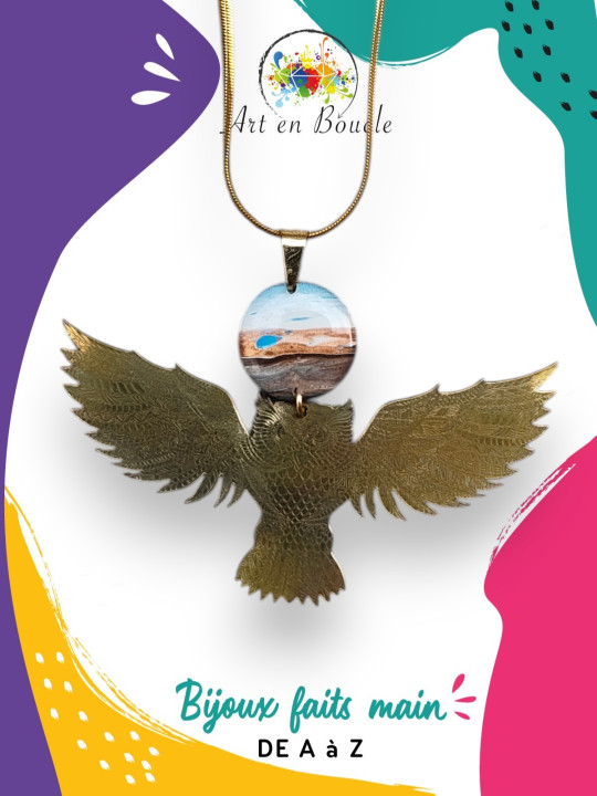 Collier artisanal chouette en laiton et sa perle de tableau bleue noire et bronze