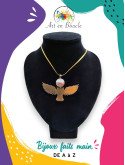 Collier artisanal chouette en laiton et sa perle de tableau bleue noire et bronze