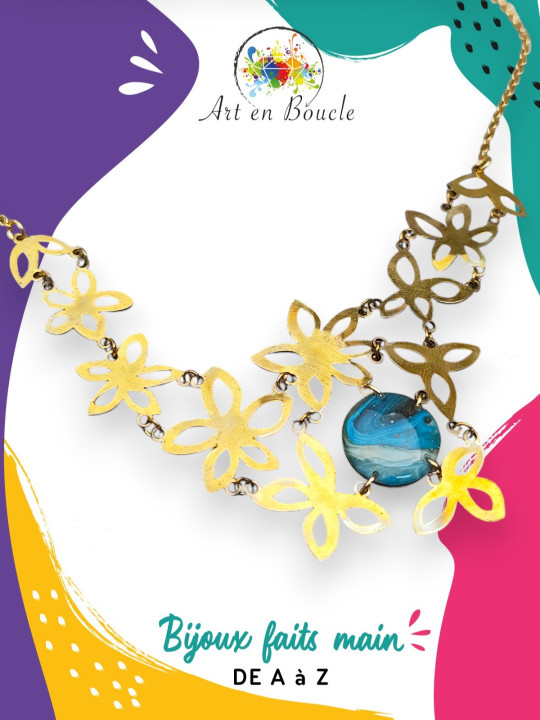 Collier artisanal composition printanière en laiton et sa perle de tableau bleue