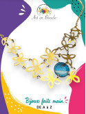 Collier artisanal composition printanière en laiton et sa perle de tableau bleue