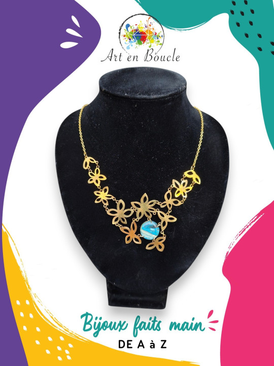 Collier artisanal composition printanière en laiton et sa perle de tableau bleue