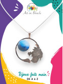 Collier cercle fleuri artisanal en acier inoxydable et sa perle de tableau bleue