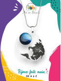 Collier cercle fleuri artisanal en acier inoxydable et sa perle de tableau bleue