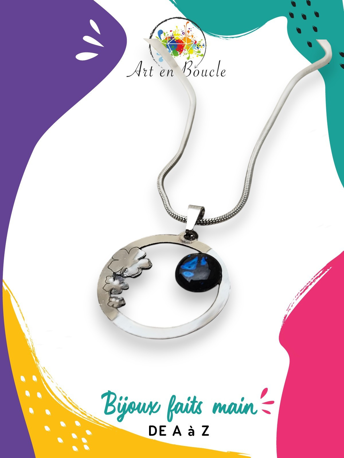 Collier délicat cercle de fleurs artisanal en acier inoxydable et sa perle de tableau noire et bleue