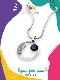Collier délicat cercle de fleurs artisanal en acier inoxydable et sa perle de tableau noire et bleue