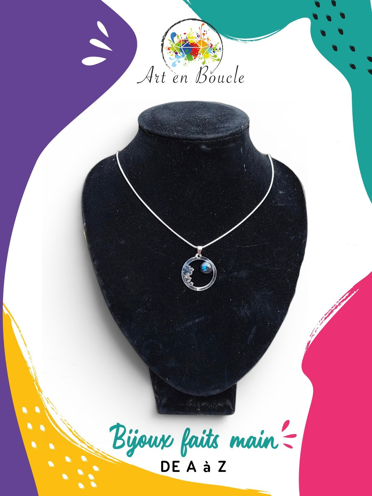Collier délicat cercle de fleurs artisanal en acier inoxydable et sa perle de tableau noire et bleue