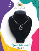 Collier délicat cercle de fleurs artisanal en acier inoxydable et sa perle de tableau noire et bleue