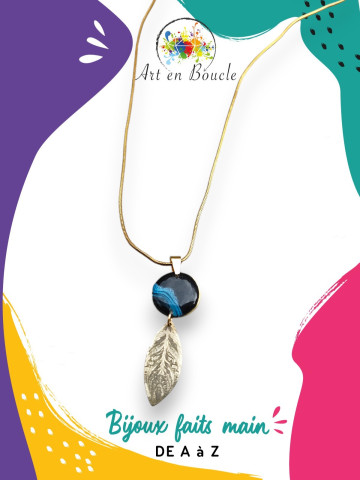 Collier plume artisanal en laiton et sa perle de tableau bleue noire