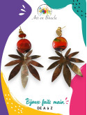 Boucles d'oreille Cannabis artisanales en laiton et perles de tableau rouges