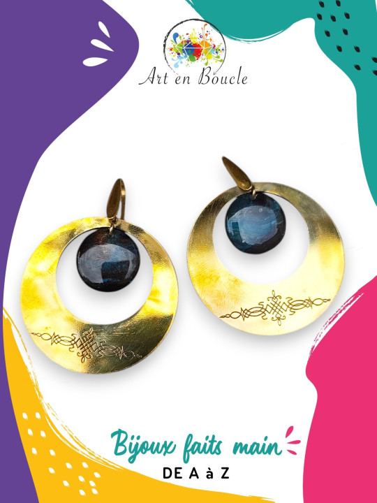 Boucles d'oreille rondes gravées artisanales en laiton et perles de tableau bleu sombre et noir